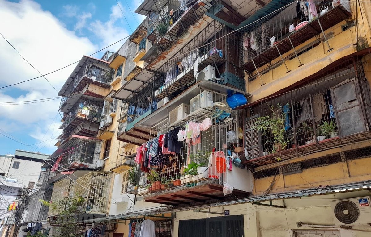 Cận cảnh một t&ograve;a chung cư cũ tr&ecirc;n địa b&agrave;n TP. H&agrave; Nội. 