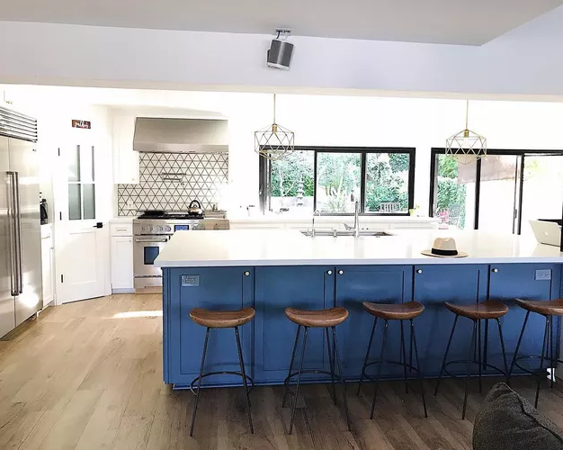 Nhà bếp hiện đại màu xanh và trắng 