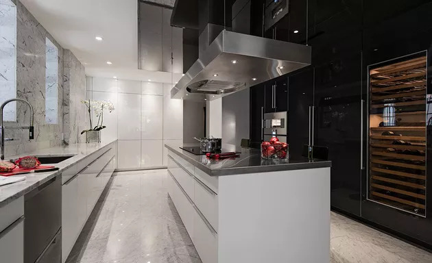 Nhà bếp tối giản cao cấp dành cho những người yêu thích rượu vang