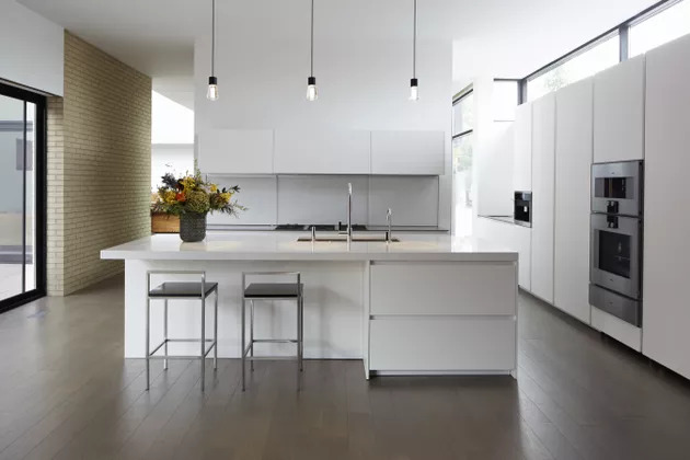 Nhà bếp lớn hiện đại màu trắng và kiểu dáng đẹp
