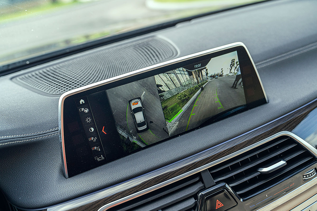 kết hợp camera v&agrave; cảm biến l&ugrave;i.