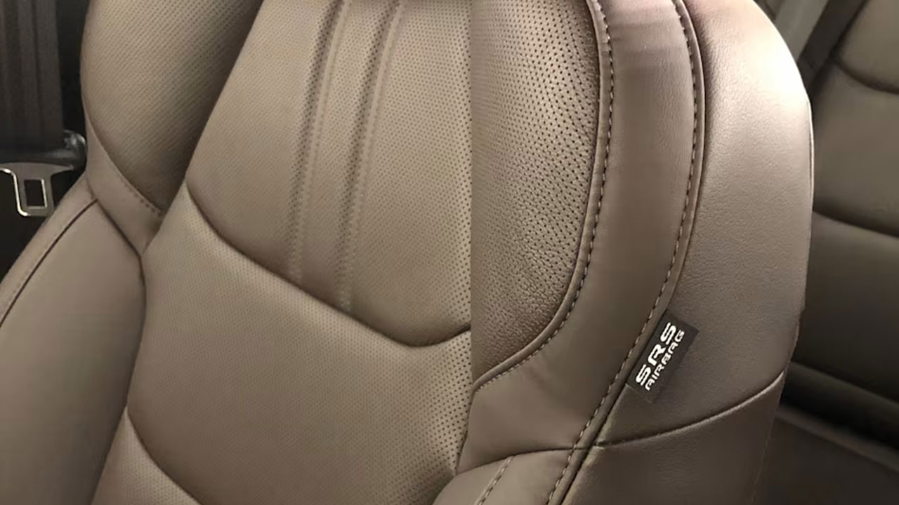 T&uacute;i kh&iacute; giữa h&agrave;ng ghế trước của Ford Ranger thế hệ mới.