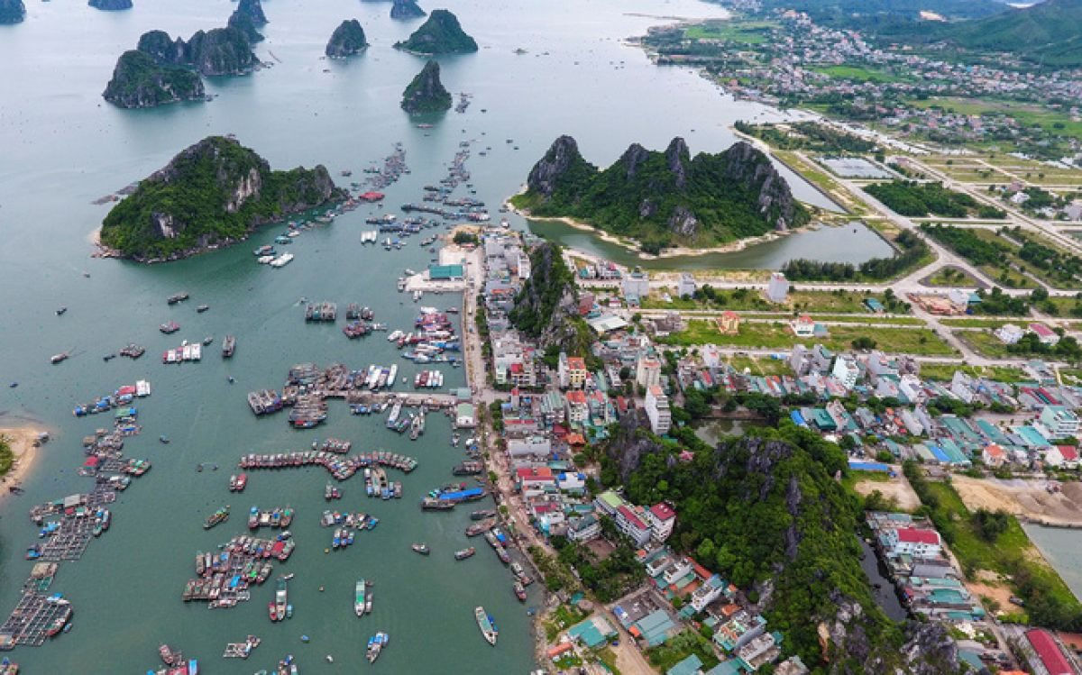 một g&oacute;c huyện V&acirc;n Đồn nh&igrave;n từ tr&ecirc;n cao
