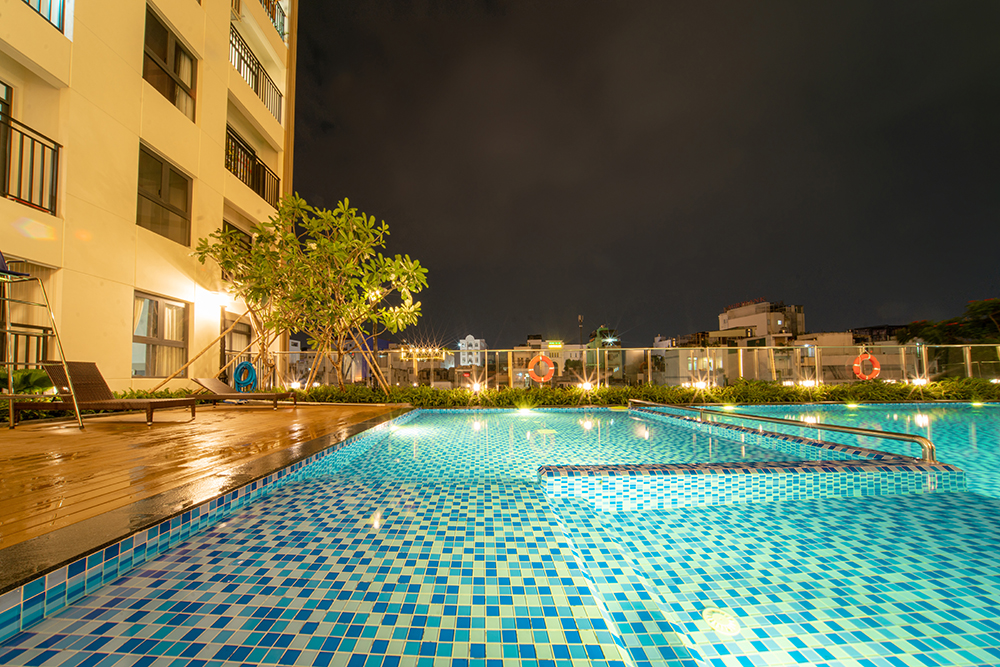 Khu vực hồ bơi rộng rãi