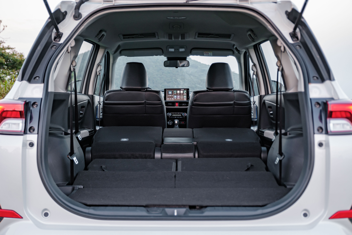 Khoang h&agrave;nh l&yacute; Toyota Veloz Cross 