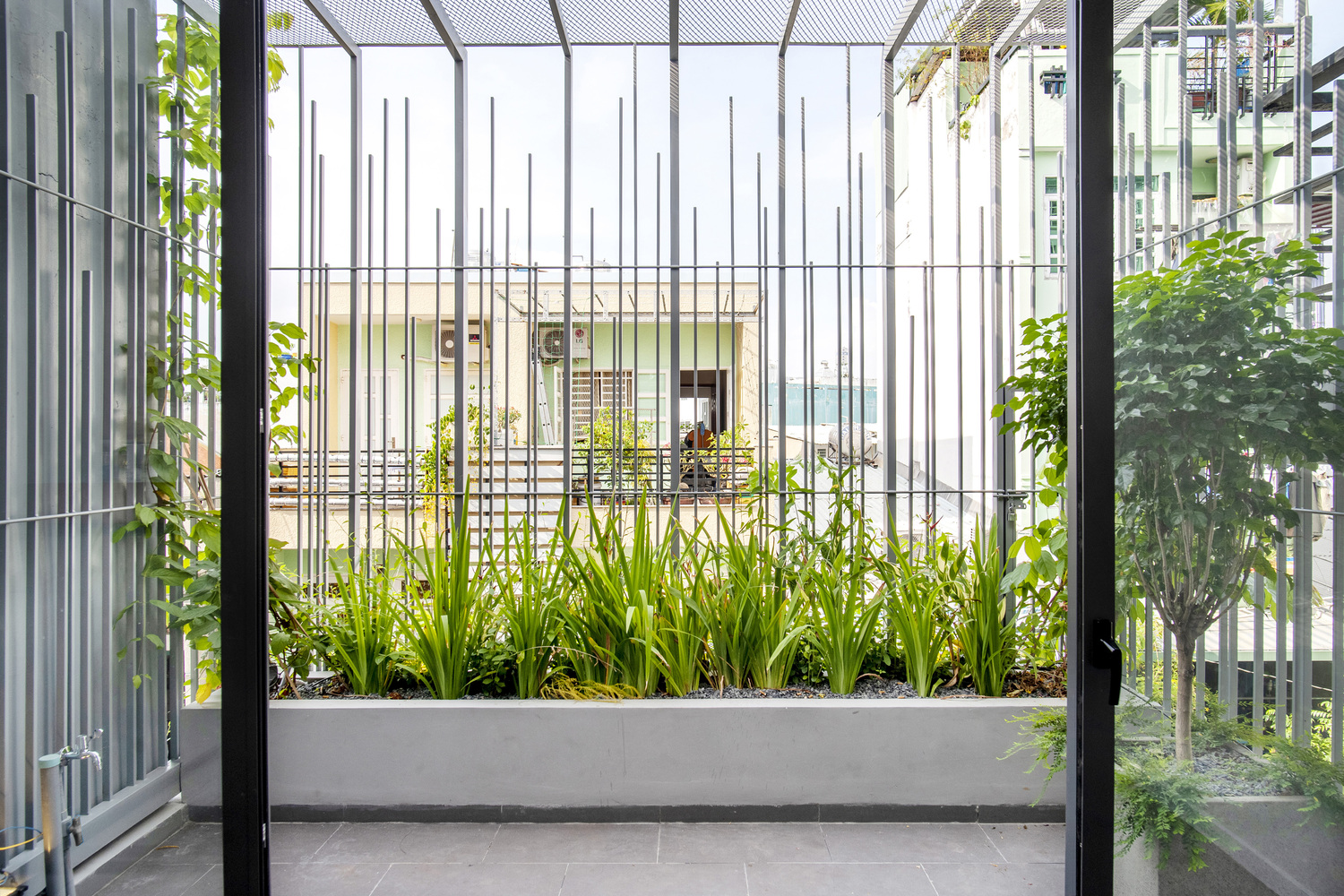 Những khoảnh vườn xanh m&aacute;t được coi l&agrave; v&ugrave;ng đệm quan trọng, tạo cảm gi&aacute;c gần gũi với thi&ecirc;n nhi&ecirc;n, đồng thời g&oacute;p phần t&iacute;ch cực v&agrave;o cảnh quan phố thị.