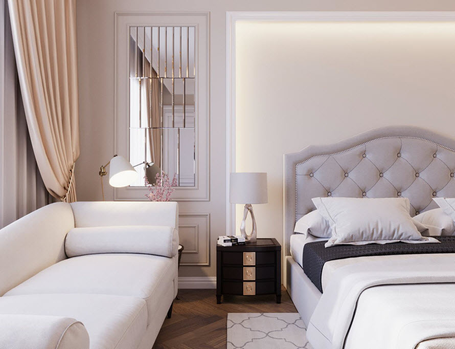 Ngay cạnh cửa sổ k&iacute;nh lớn, kiến tr&uacute;c sư bố tr&iacute; chiếc sofa đơn m&agrave;u trắng sữa thanh lịch, hiện đại. Mảng tường ốp gương k&iacute;nh mang lại cảm gi&aacute;c rộng tho&aacute;ng hơn cho căn ph&ograve;ng.