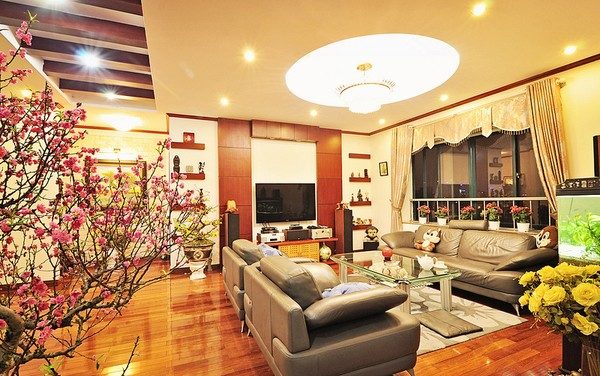 Mẫu thiết kế nội thất ph&ograve;ng kh&aacute;ch rộng r&atilde;i, tho&aacute;ng đ&atilde;ng với điểm nhấn l&agrave; bộ ghế sofa da m&agrave;u x&aacute;m sang trọng.
