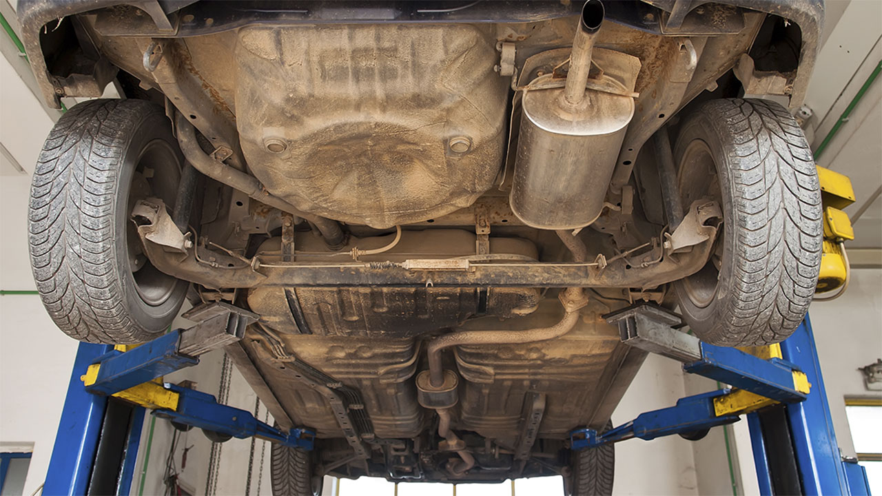 Kiểm tra gầm xe trước khi mua xe cũ.