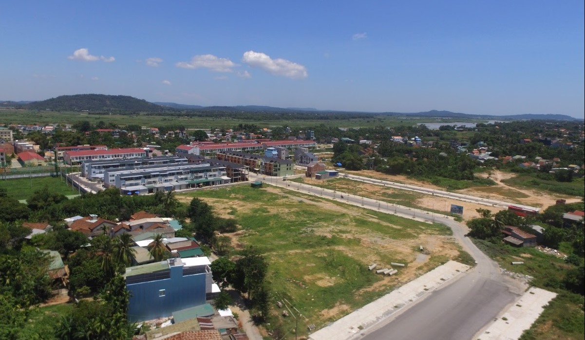 hình ảnh khu đất trống nhìn từ trên cao, xung quanh nhà cửa thưa thớt minh họa cho đất sản xuất, kinh doanh phi nông nghiệp