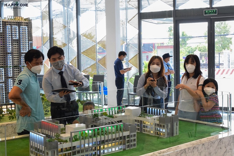 Kh&aacute;ch h&agrave;ng t&igrave;m hiểu dự &aacute;n Happy One Central. Ảnh: Vạn Xu&acirc;n Group