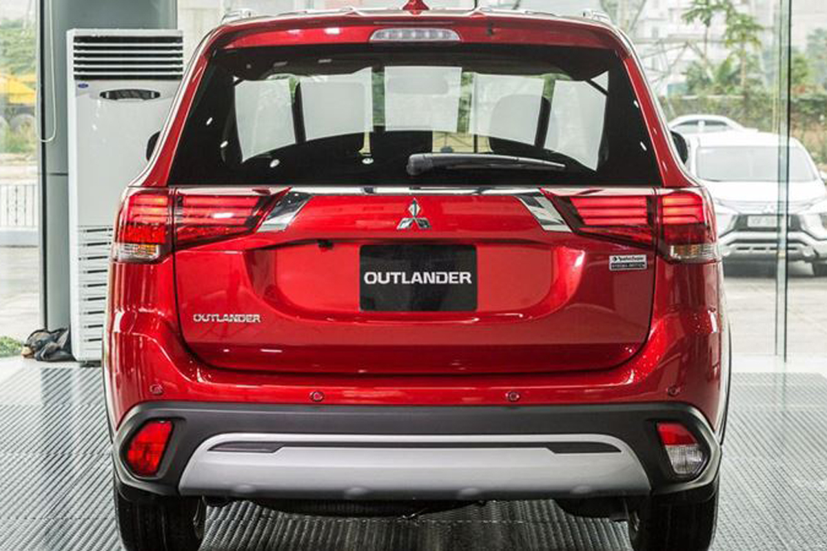 Mitsubishi Outlander được b&aacute;n k&egrave;m camera 360 1
