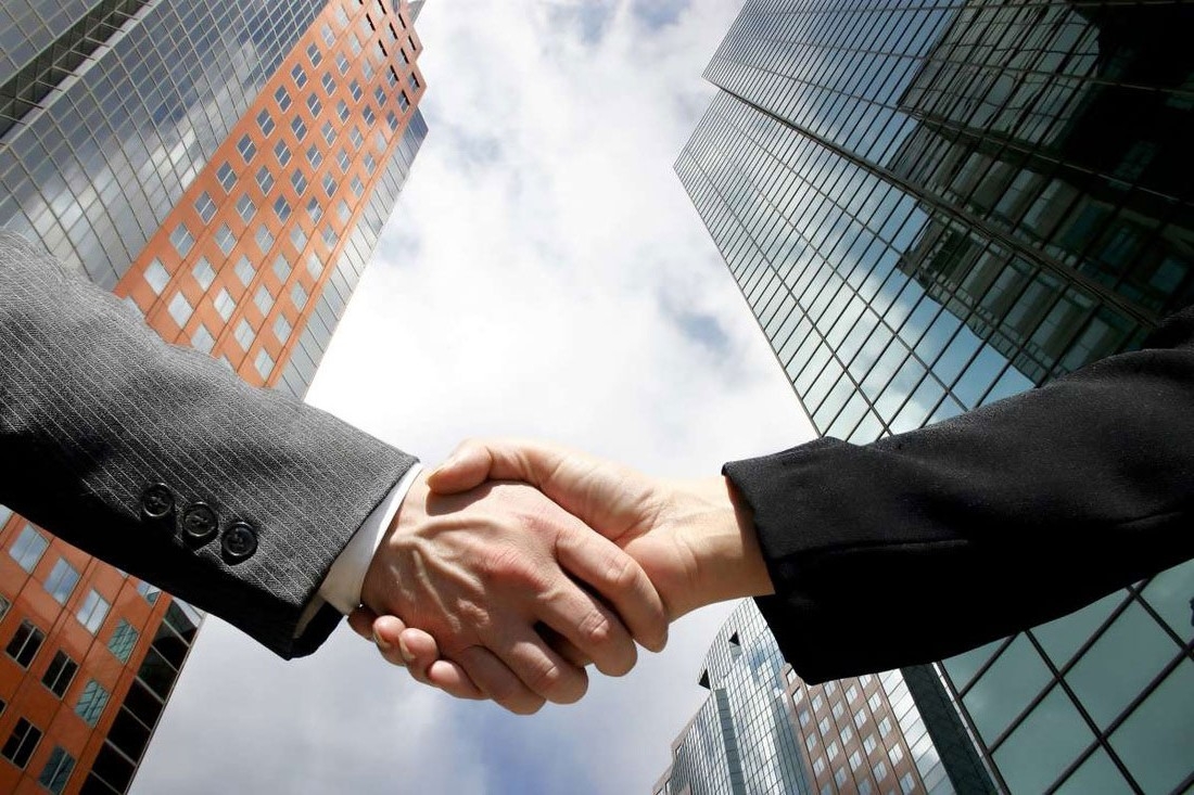 h&igrave;nh ảnh bắt tay minh họa cho mua b&aacute;n, s&aacute;p nhập bất động sản