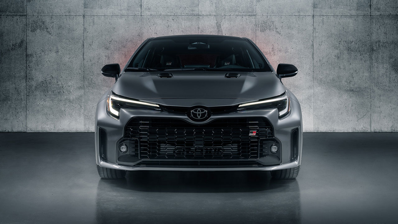 Đầu xe Toyota GR Corolla 2023.