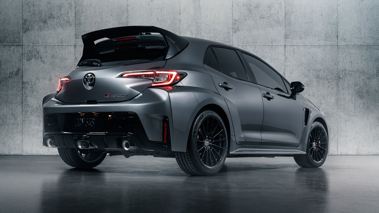 Đuôi xe Toyota GR Corolla 2023.