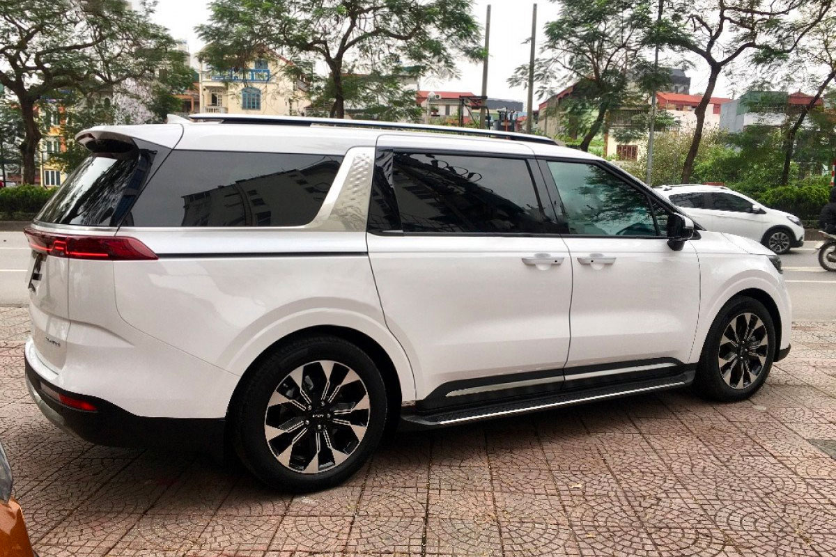 D&ugrave; gi&aacute; cao hơn gi&aacute; xe mới nhưng nhiều người vẫn sẵn s&agrave;ng mua KIA Carnival đ&atilde; qua sử dụng.