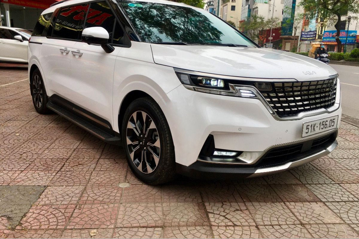 Chạy 4.000km, KIA Carnival rao b&aacute;n cao hơn gi&aacute; xe mới