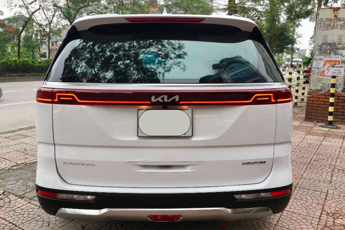KIA Carnival 2.2D Signature 7 chỗ hiện l&agrave; bản m&aacute;y dầu cao cấp nhất.