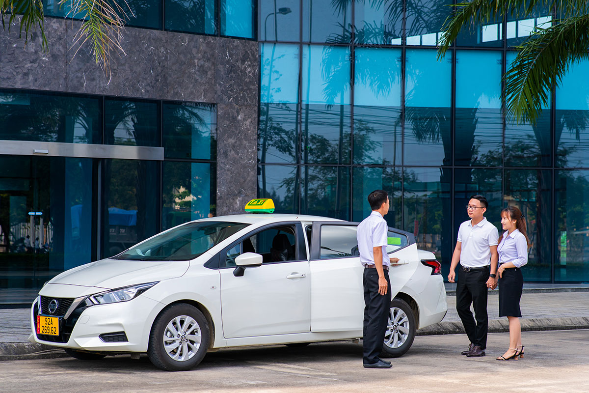 người dùng dịch vụ đánh giá Nissan Almera mới.