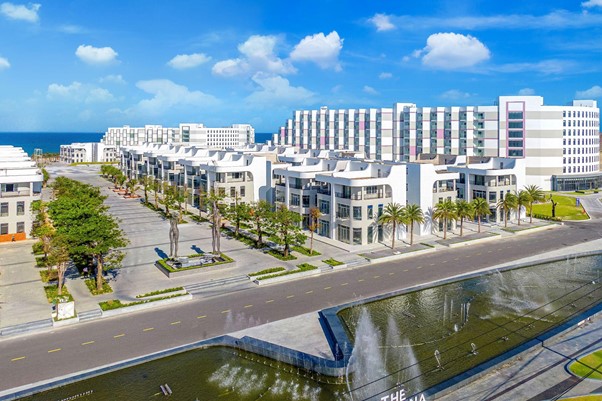 Điểm cộng của Shop Villas là nẳm dọc hai bên phố đi bộ Đại lộ Fiesta có chiều dài 500m