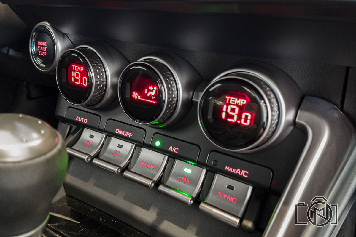 Cụm điều khiển điều ho&agrave; của Subaru BRZ 2022.