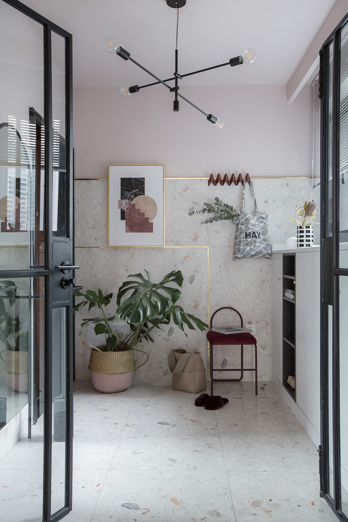 Gạch Terrazzo tạo hoa văn cho s&agrave;n v&agrave; tường của lối v&agrave;o nh&agrave;.
