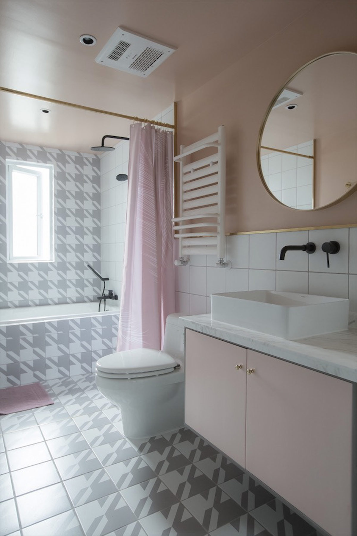 Ph&ograve;ng tắm l&agrave; sự tổng hợp quyến rũ của gạch houndstooth tuyệt đẹp v&agrave; c&aacute;c yếu tố trang tr&iacute; m&agrave;u hồng nhẹ nh&agrave;ng.