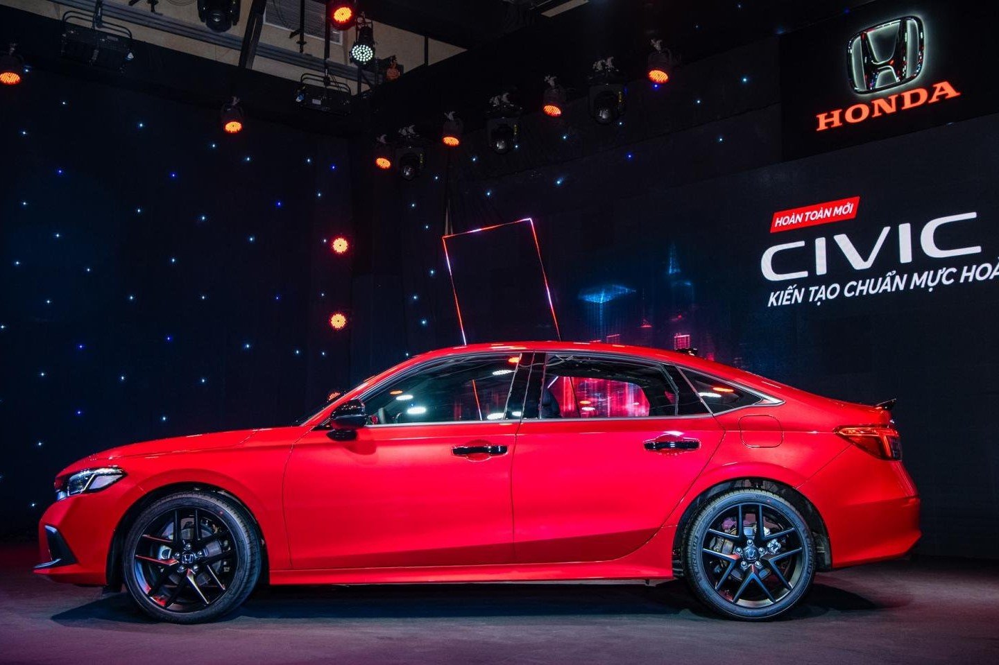 Honda Civic 2022 được đại l&yacute; ưu đ&atilde;i khủng trong th&aacute;ng n&agrave;y.