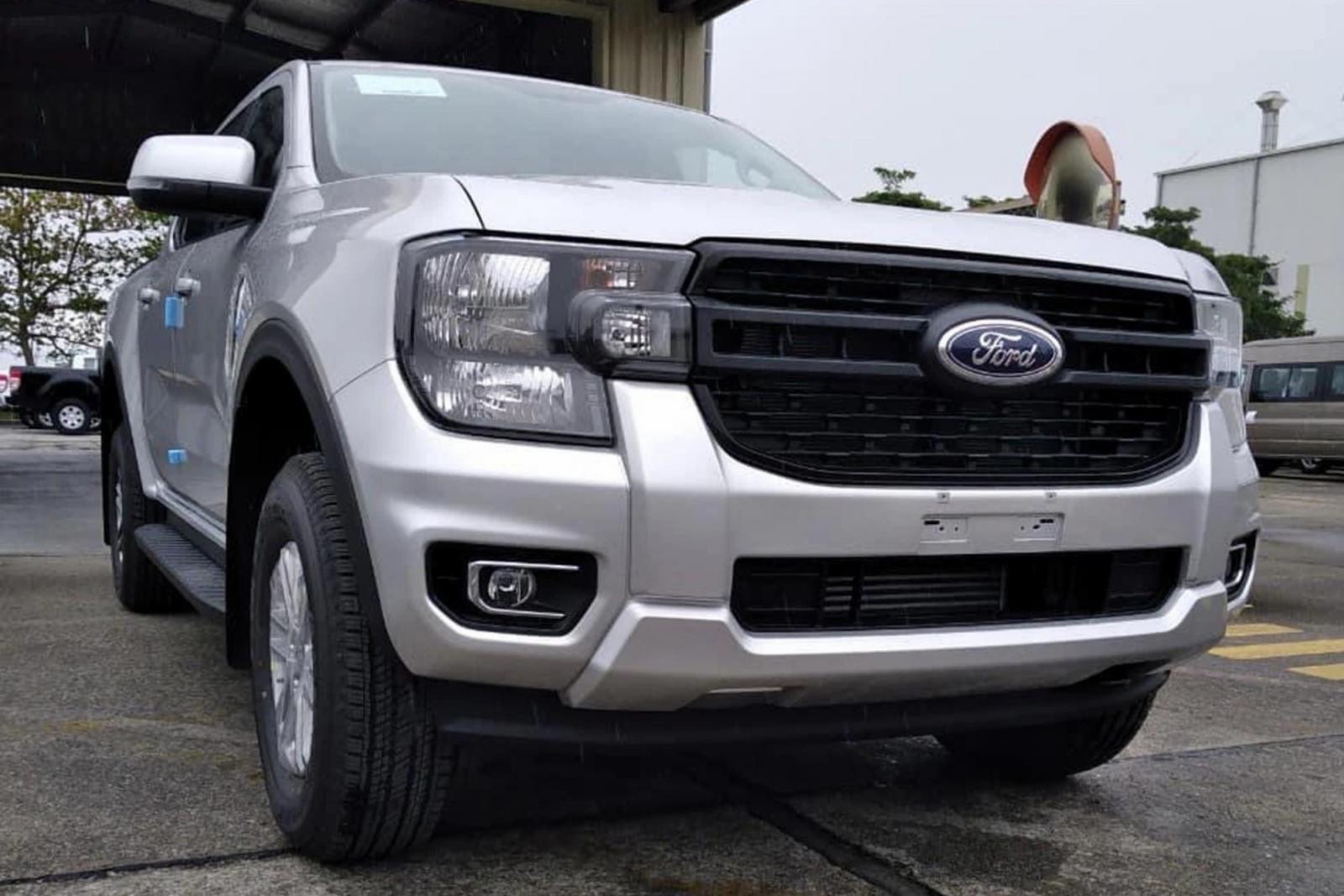 Ford Ranger 2023 "bằng xương, bằng thịt" lộ diện tại Việt Nam 1