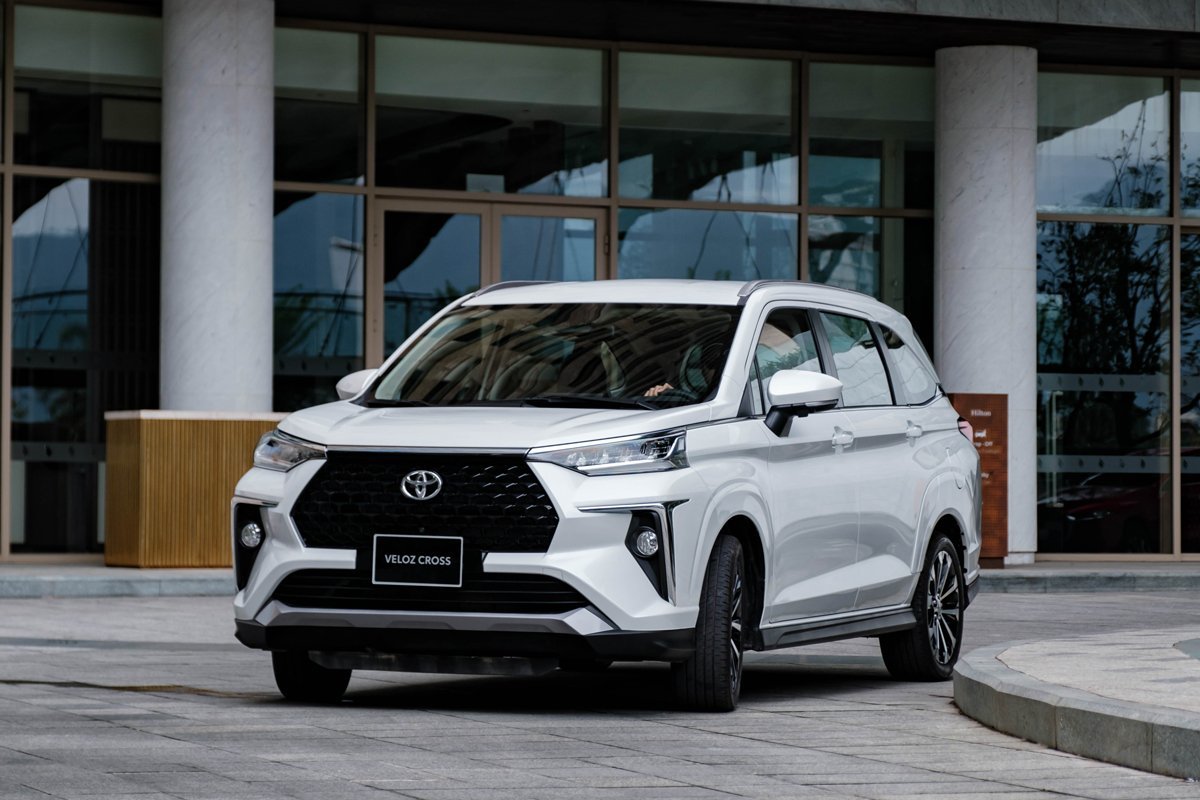 Toyota Veloz Cross b&aacute;n 'bia k&egrave;m lạc' 50 triệu đồng.