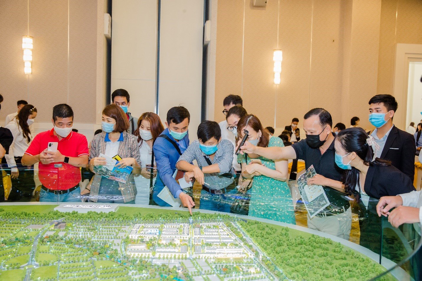  Giới đầu tư t&igrave;m kiếm cơ hội tại thị trường bất động sản Long An.