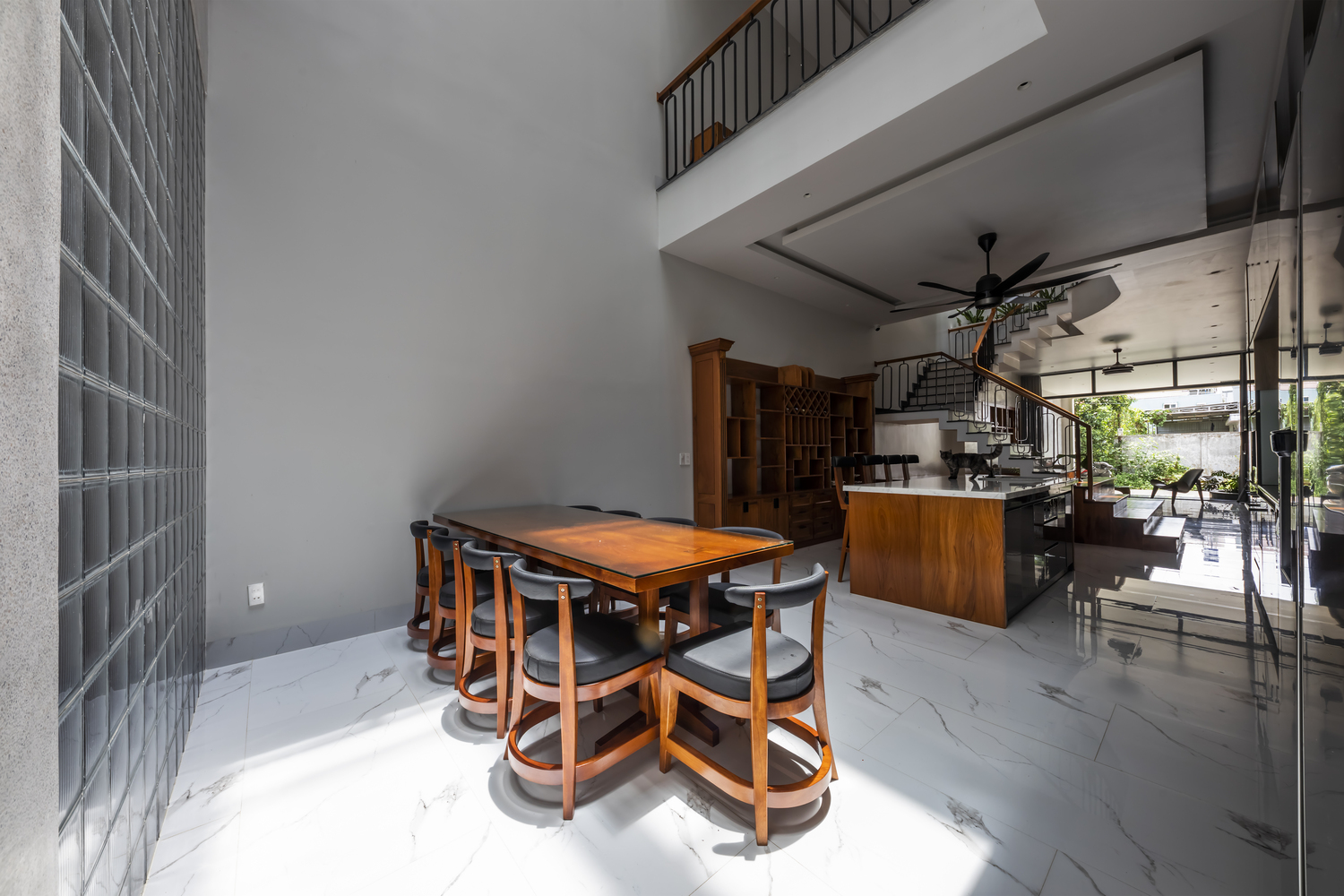 Ph&ograve;ng ăn bố tr&iacute; cạnh giếng trời ngập tr&agrave;n &aacute;nh s&aacute;ng. Ch&acirc;n cầu thang được thiết kế rộng thoải tạo khoảng ngồi đọc s&aacute;ch, thư gi&atilde;n, chuyện tr&ograve;.