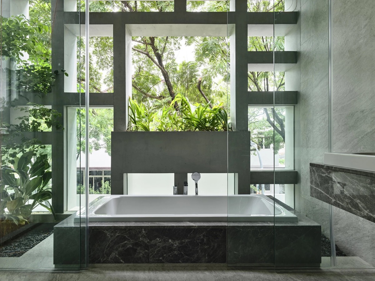Khu vực đặt bồn tắm sở hữu tầm view thoáng đẹp với sắc xanh thiên nhiên bao quanh. Bạn có thể lắp thêm rèm nếu muốn riêng tư hơn.