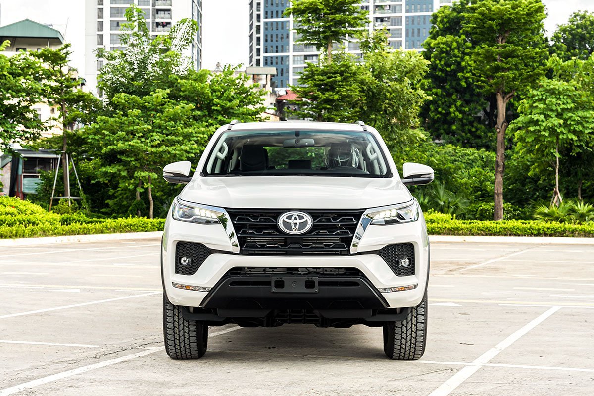 Toyota Fortuner vẫn là cái tên nổi bật nhất phân khúc 1