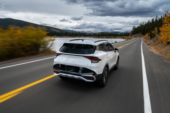 KIA Sportage c&oacute; khoảng gi&aacute; nằm giữa KIA Seltos v&agrave; Kia Sorento. 1