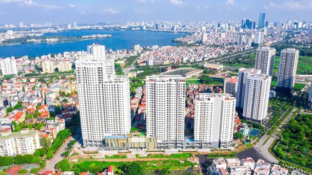 h&igrave;nh ảnh một g&oacute;c th&agrave;nh phố ven s&ocirc;ng với c&aacute;c t&ograve;a nh&agrave; cao tầng, xen kẽ khu d&acirc;n cư thấp tầng