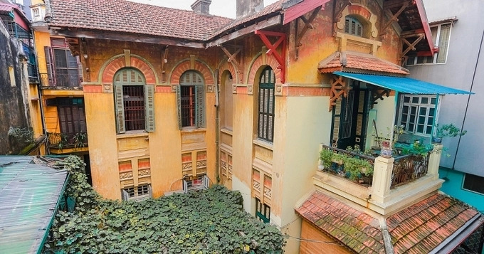 căn biệt thự cũ với mái ngói, tường vàng