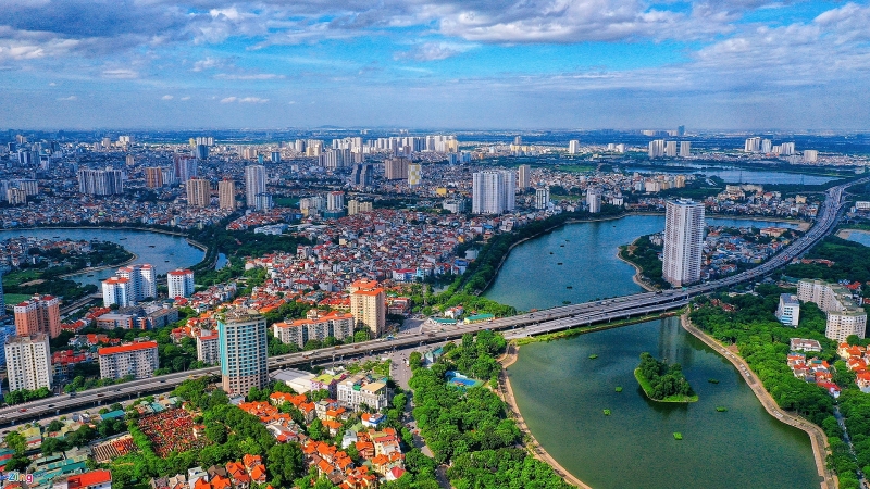 h&igrave;nh ảnh một g&oacute;c th&agrave;nh phố H&agrave; Nội nh&igrave;n từ tr&ecirc;n cao với c&aacute;c t&ograve;a nh&agrave; cao tầng, s&ocirc;ng Hồng, c&acirc;y xanh