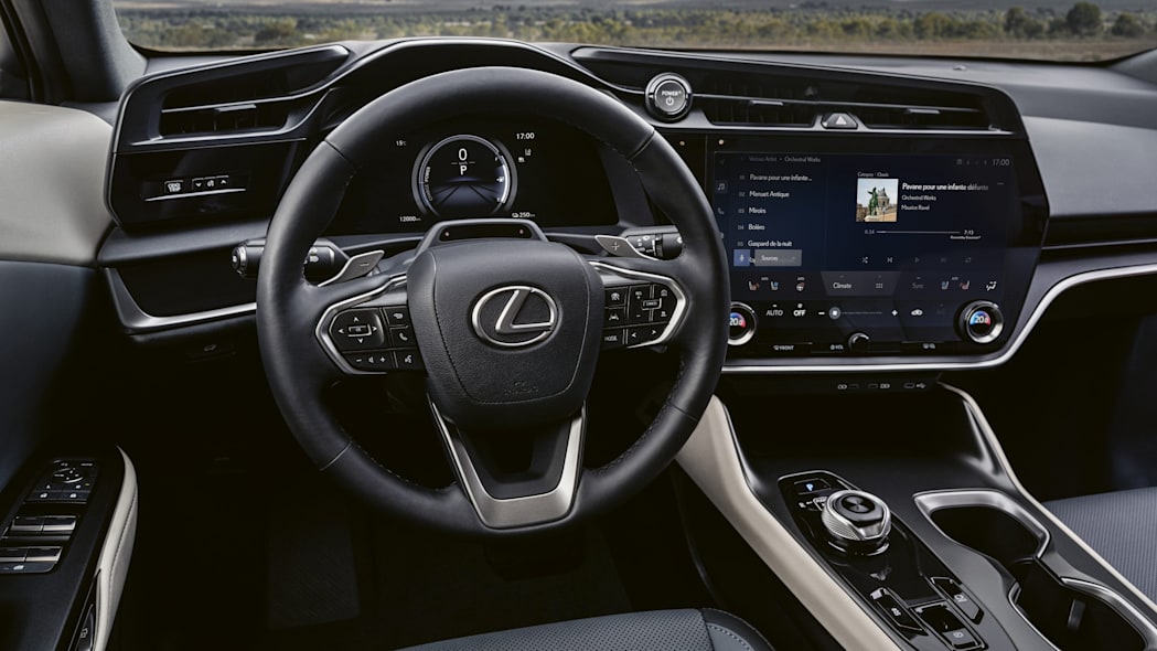 Lexus RZ 450e 2023 6.