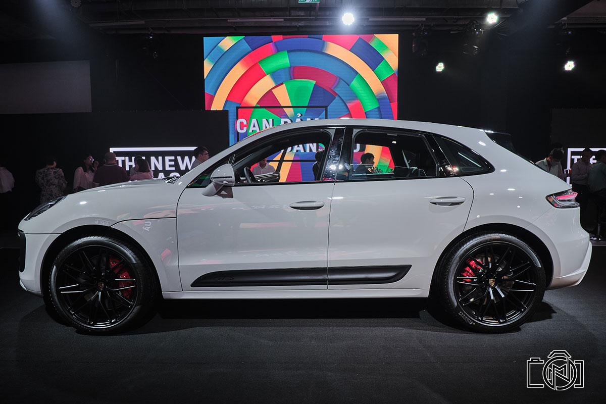 Ốp nhựa sơn đen trên thân xe là tuỳ chọn cho Porsche Macan 2022.
