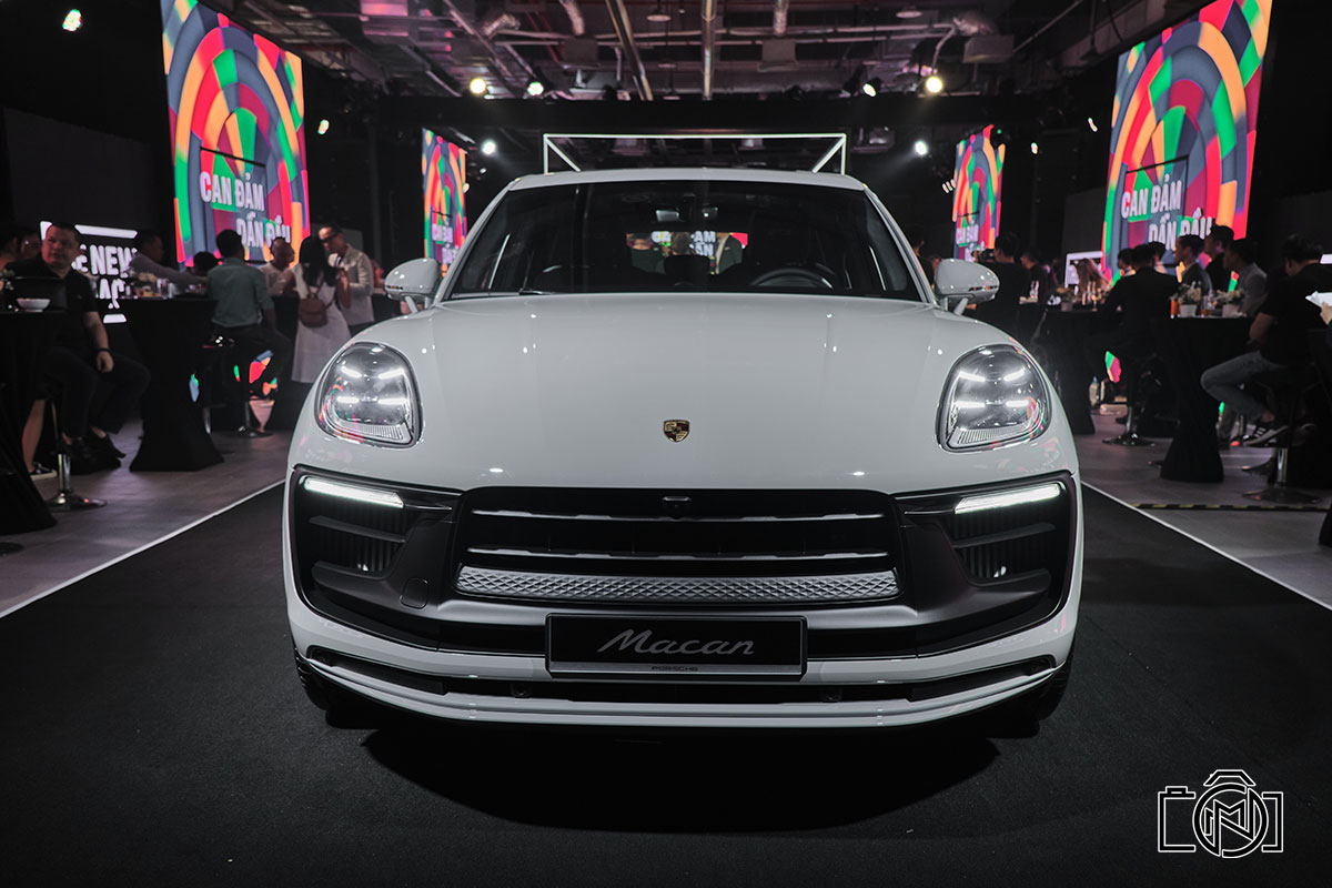 Cản trước của Porsche Macan 2022 có nhiều ốp nhựa sơn đen.