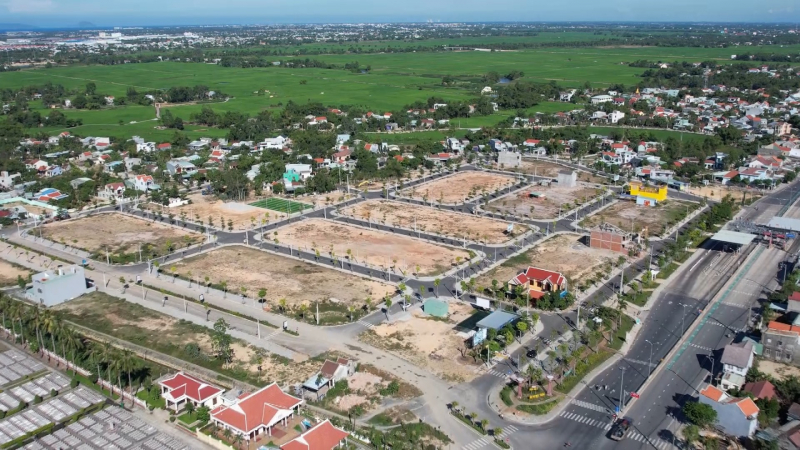 h&igrave;nh ảnh khu đất chia l&ocirc; đấu gi&aacute; nh&igrave;n từ tr&ecirc;n cao, xung quanh l&agrave; khu d&acirc;n cư thưa thớt, ruộng đồng.