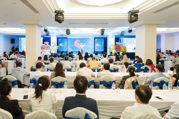 C&aacute;c kh&aacute;ch mời chụp h&igrave;nh c&ugrave;ng ban l&atilde;nh đạo Lion Workshop tại backdrop