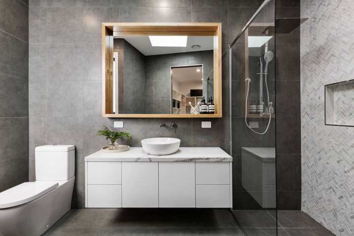 Gương lớn gắn tường gi&uacute;p h&uacute;t s&aacute;ng tự nhi&ecirc;n v&agrave; tạo cảm gi&aacute;c rộng tho&aacute;ng hơn cho ph&ograve;ng tắm, vệ sinh nh&agrave; l&ocirc; 6,5 tầng.