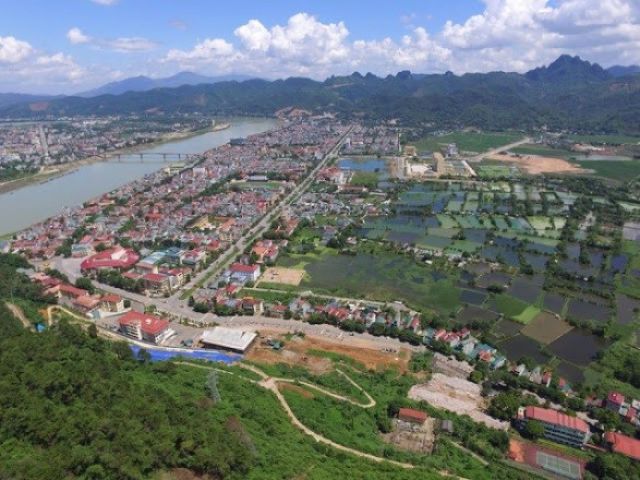 Quang cảnh TP. H&ograve;a B&igrave;nh nh&igrave;n từ tr&ecirc;n cao