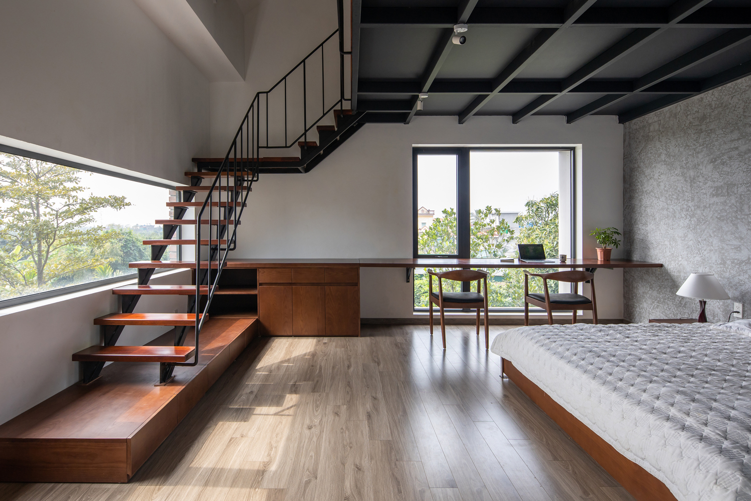 toàn cảnh phòng ngủ có cầu thang lên phòng áp mái