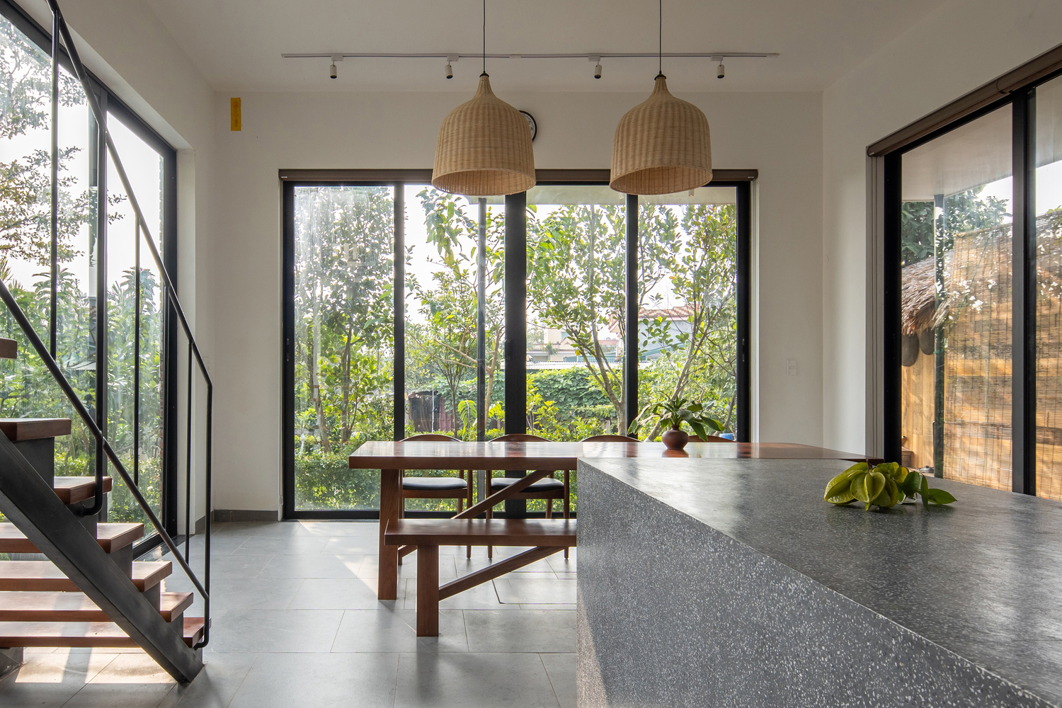 bếp nhìn ra phòng ăn với hệ cửa kính trong suốt