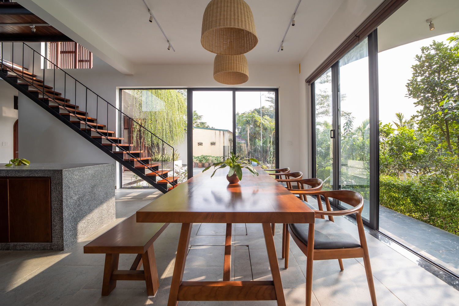 cận cảnh bàn ăn bằng gỗ dài 