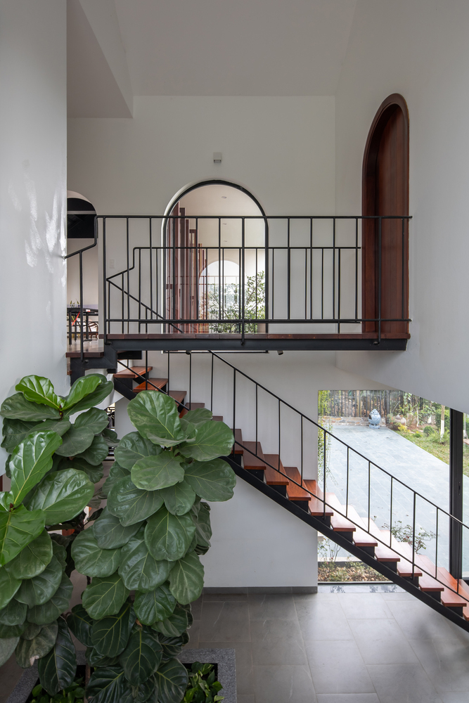 cầu thang kim loại, bậc gỗ dẫn lên các phòng ngủ ở tầng trên ngôi nhà