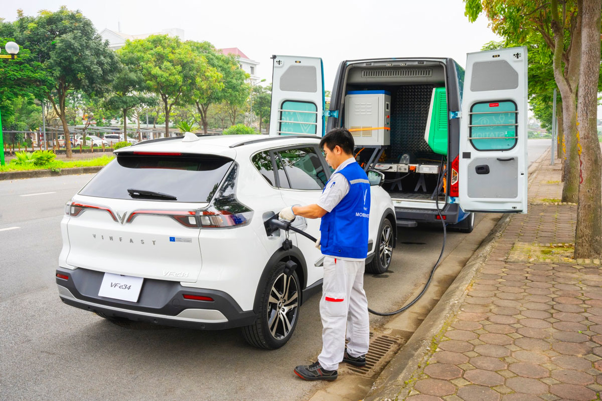 Kỹ thuật vi&ecirc;n VinFast thực hiện cứu hộ cho VF e34.